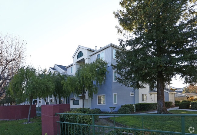 Building Photo - Hillview Glen Apartments