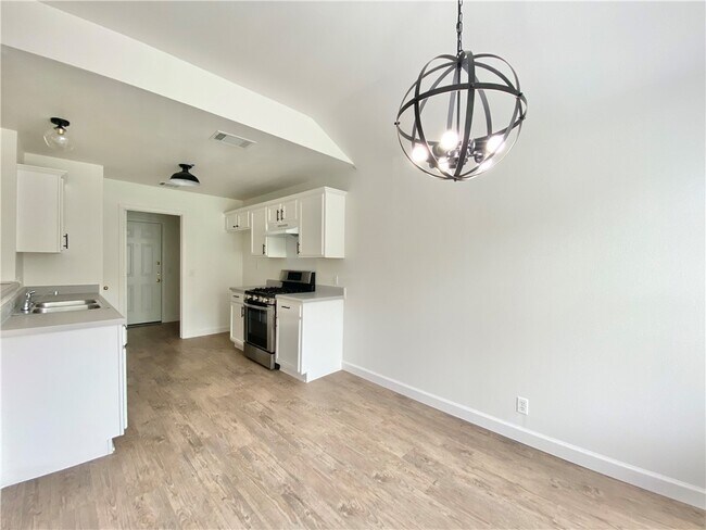 Building Photo - 811 Sonny Dr