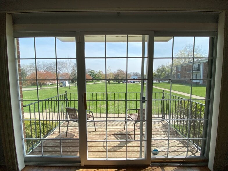 Building Photo - 500 Fox Hills Dr N