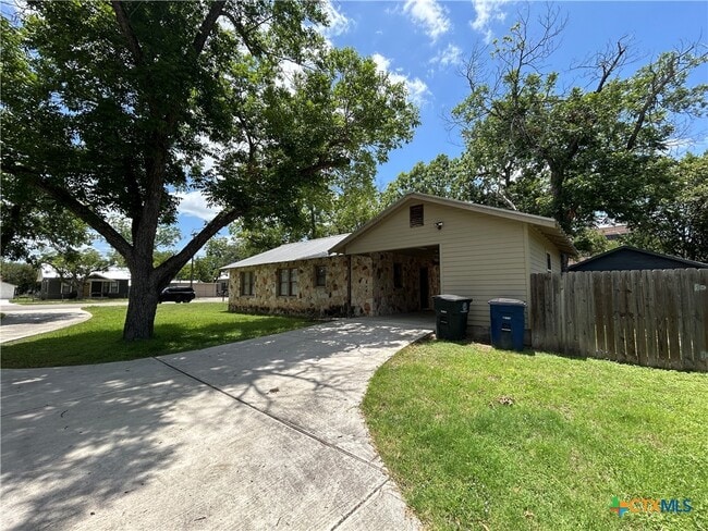 Building Photo - 237 E Garza St