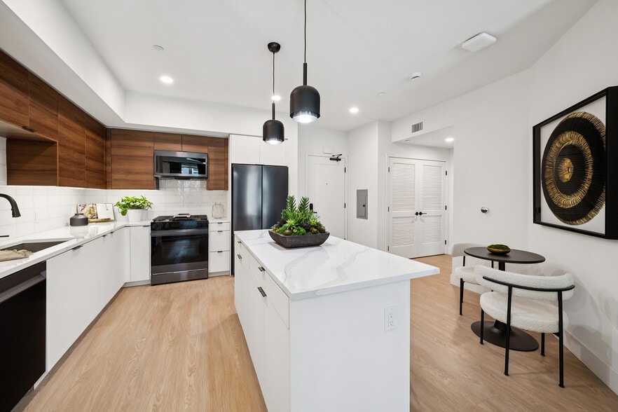 Stunning kitchen with pendant lighting - AMLI Aero