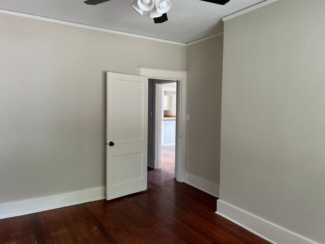 Building Photo - 4 BR 2 bath
