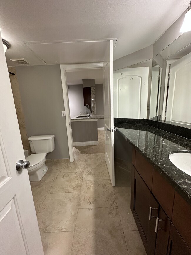 Building Photo - 2811 N Oakland Forest Dr