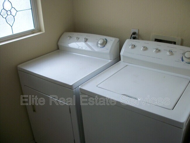 Building Photo - 1866 Via Capri St