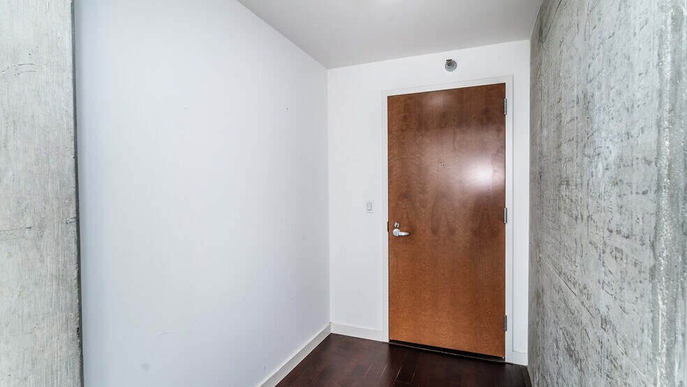 Building Photo - 235 W Van Buren St