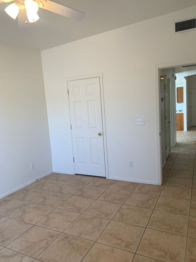 Building Photo - 9110 E Esperanza Dr