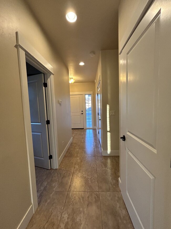 Building Photo - 3 Bedroom 2 Bath Townhome with Attached Ga...