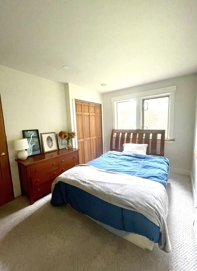 Building Photo - Roomy 3 Bed, 2 Bath