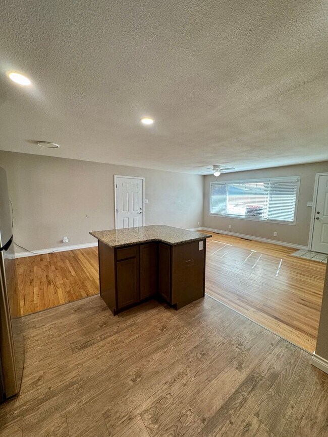 Building Photo - Charming 3 bedroom/2 bath close to UCCS