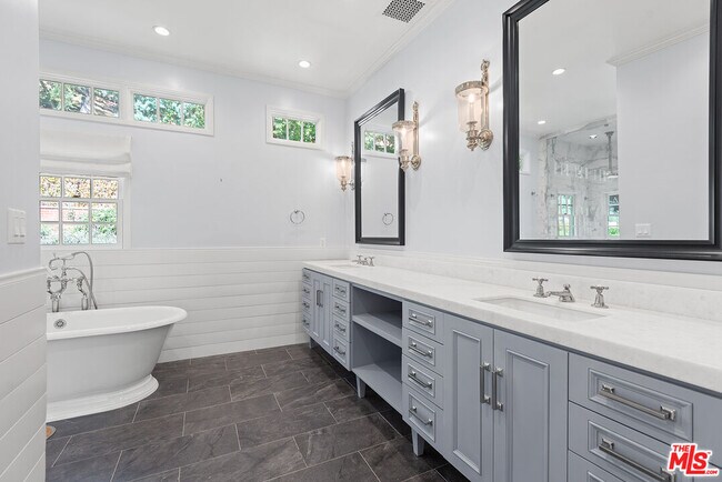 Building Photo - 9305 Hazen Dr