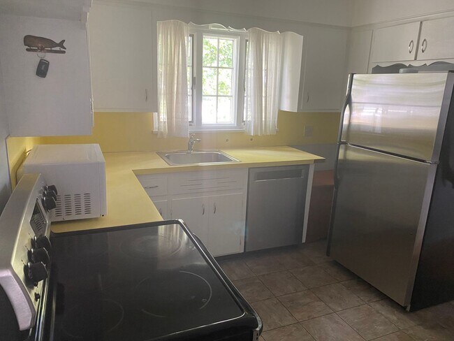 Building Photo - 3 Bedroom 1.5 Bathroom Single Family Home ...