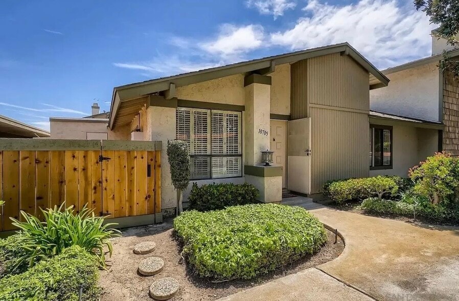 Building Photo - 10705 Caminito Bravura