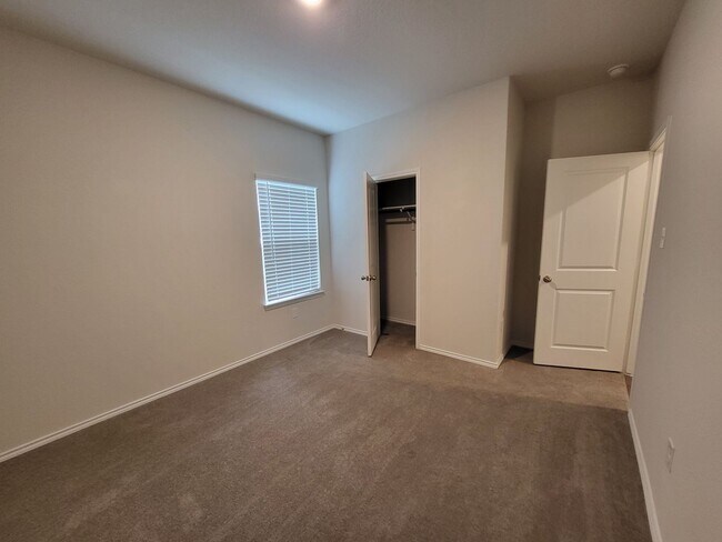 Building Photo - 4 Bedroom 2 story house ready for move-in.