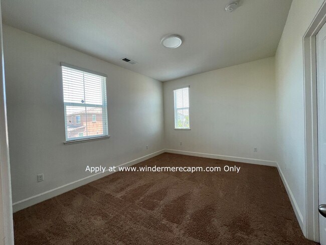 Building Photo - 4 BDRM 3 BA Bright Home with Open Kitchen ...
