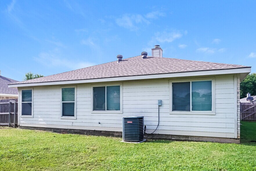 Building Photo - 1121 Sandalwood Dr