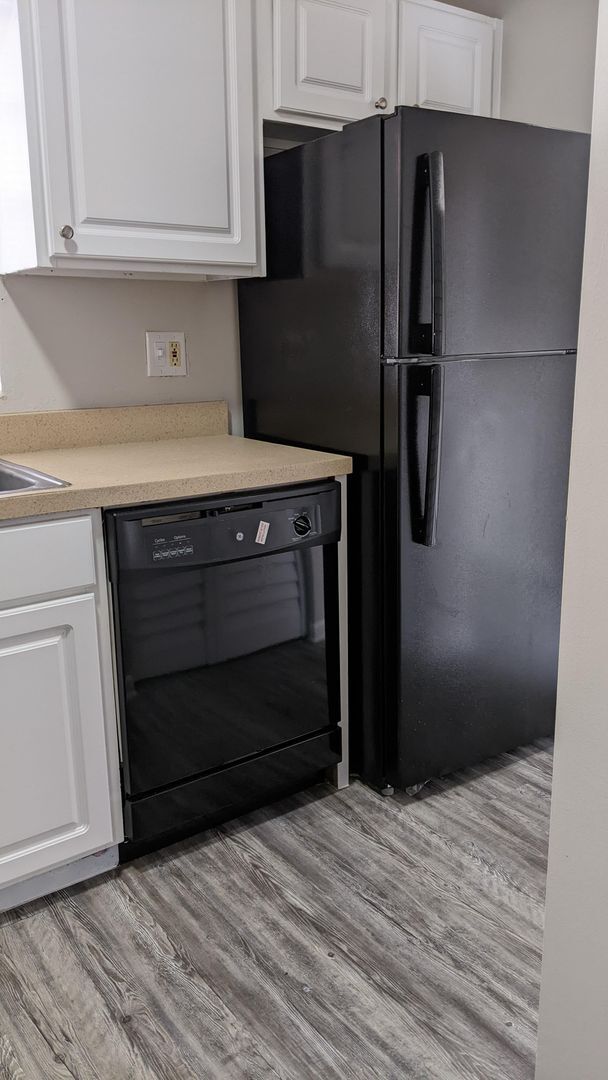 Building Photo - Linton Oaks townhouse - Completely Remodeled