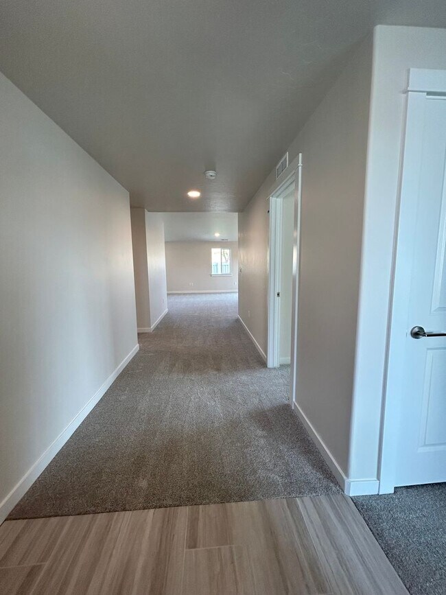 Building Photo - Brand New Home 3 Bedroom Home In Star!
