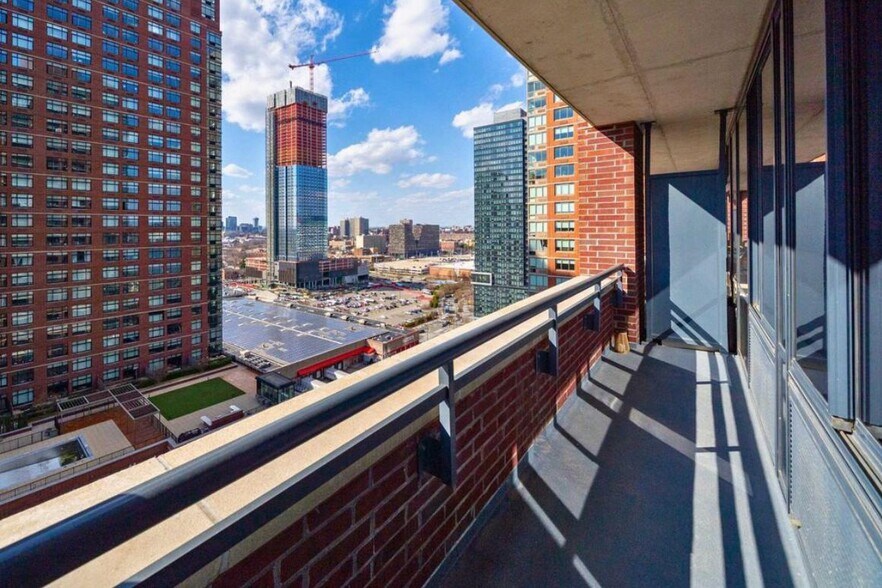 Long Running Terrace - 389 Washington St