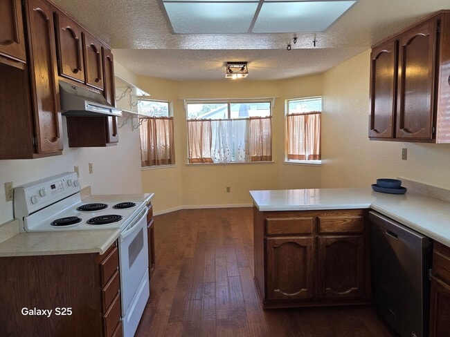 Building Photo - Three Bedroom Two Bathroom Home in Antelope