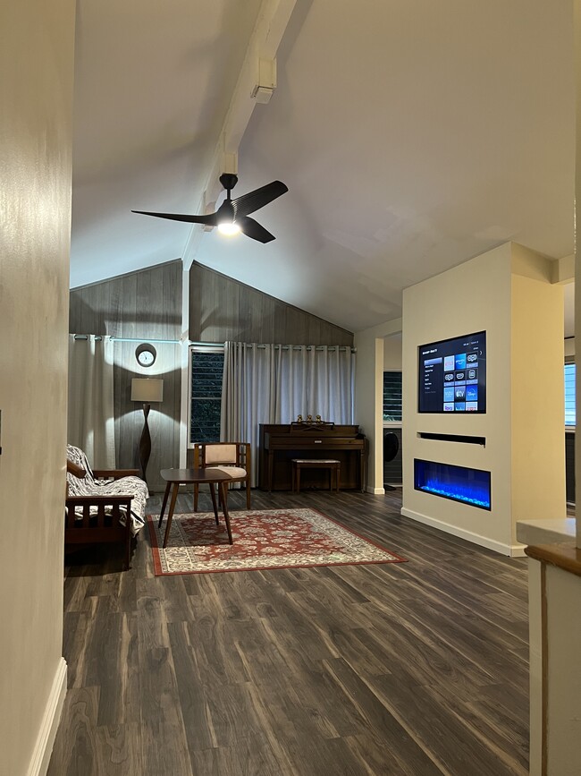 Living room- Cathedral ceilings. - 3321 Anoai Pl