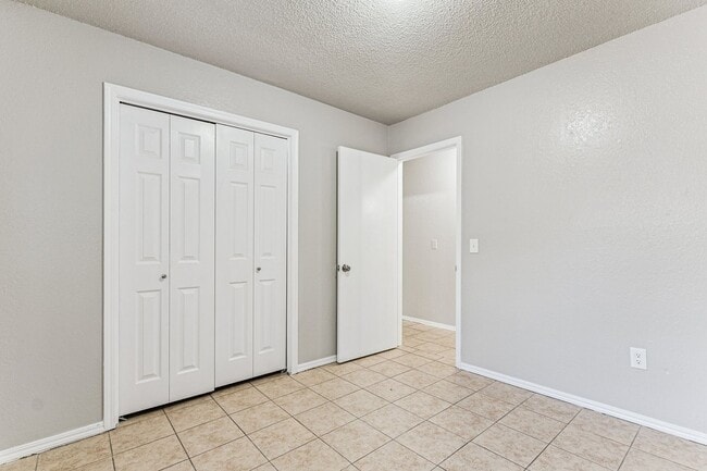 Building Photo - Beautiful brick 3 bedroom, 2 bath, 2 car g...