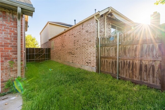 Building Photo - 2725 Tangerine Ln