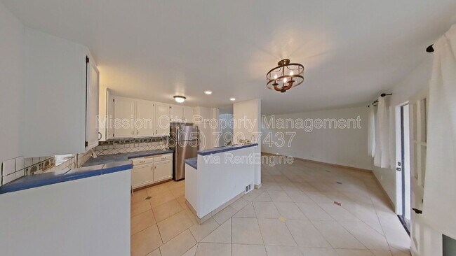 Building Photo - 432 Via Rosa