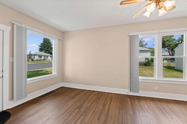 Building Photo - "Charming Spokane Retreat: Cozy 2-Bedroom ...