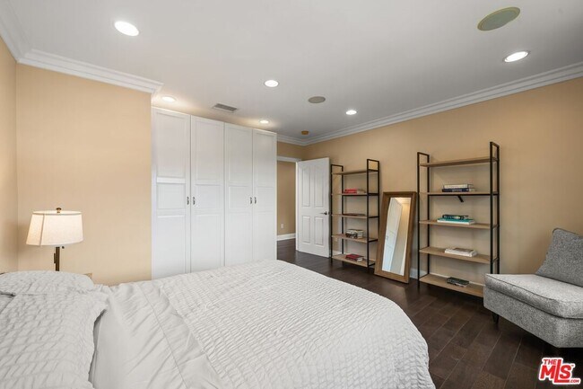 Building Photo - 9023 Alto Cedro Dr