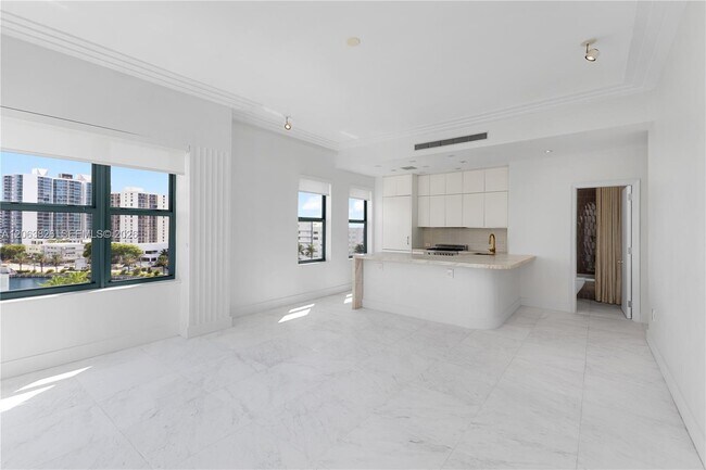 Building Photo - 2421 Lake Pancoast Dr