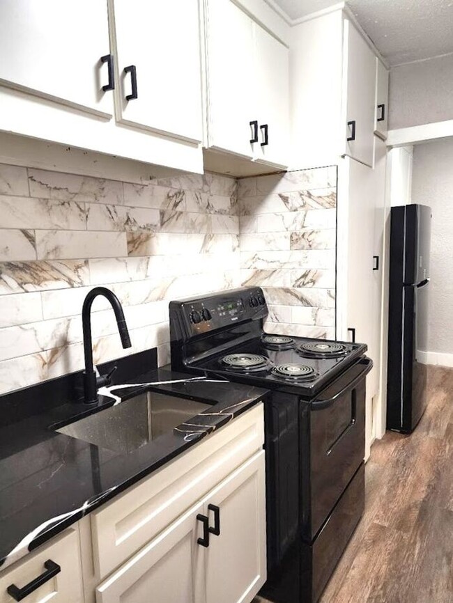 Building Photo - Fantastic 1 Bed 1 Bath Duplex in Shartel B...