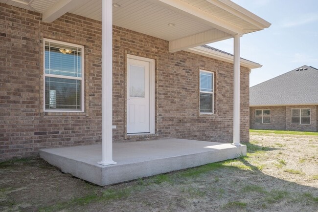 Building Photo - New Neosho Unit now available for lease! $1,400 Rent/$1,400 Deposit