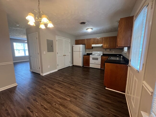 Building Photo - 1516 Center Pointe Dr