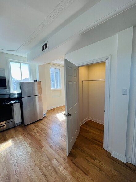 Building Photo - 2318 W 19th St