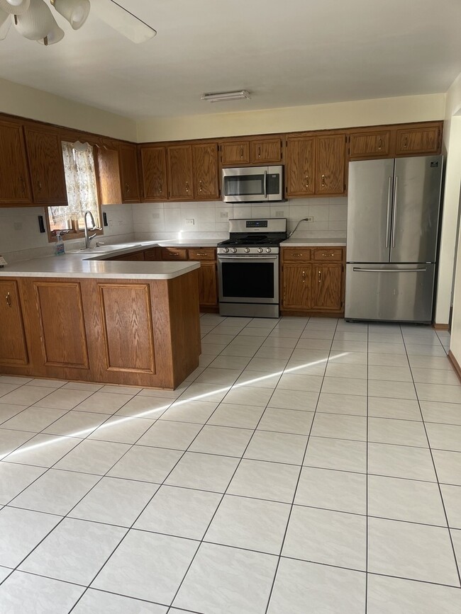 Building Photo - 9136 S Oketo Ave