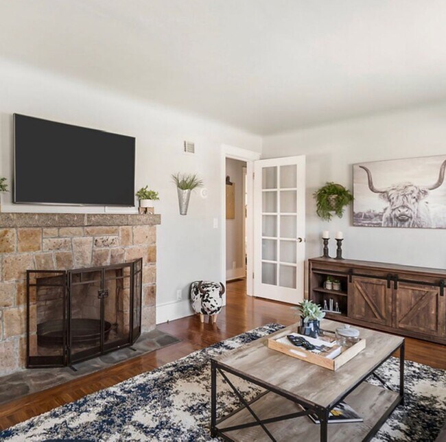 Building Photo - Remodeled and Furnished