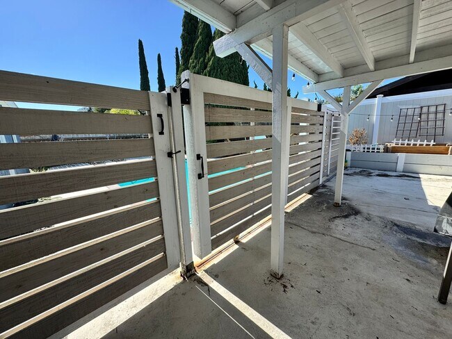 Building Photo - Upgraded 3 Bed / 2 Bath Pool Home with Sol...