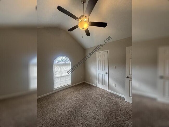 Building Photo - 12 Timberside Cove