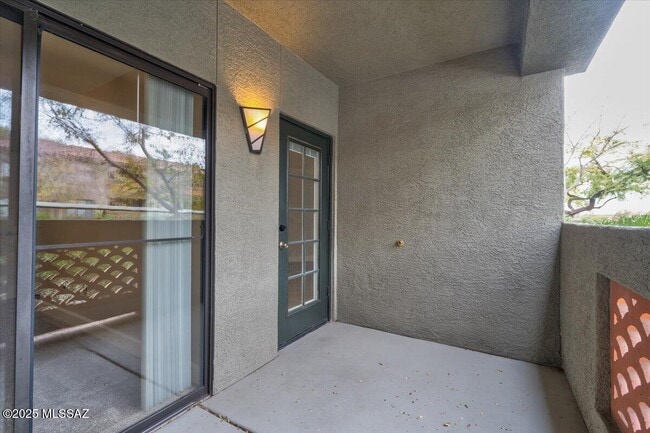 Building Photo - 5751 N Kolb Rd