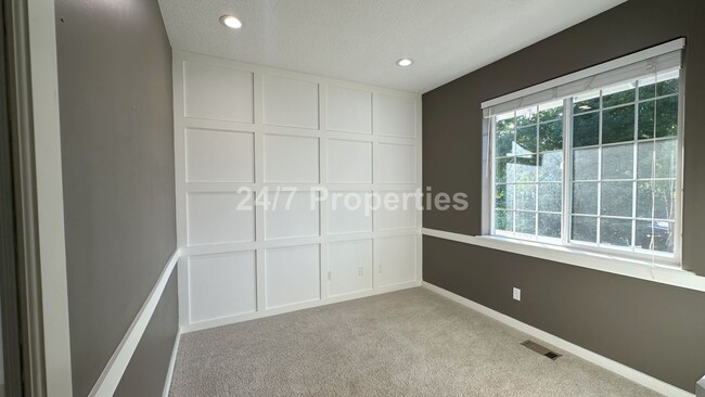 Building Photo - 3 BD | 2 BA Duplex with Fenced Backyard an...