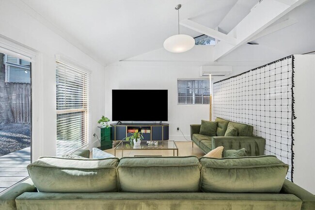 Building Photo - 213 Lessin Ln