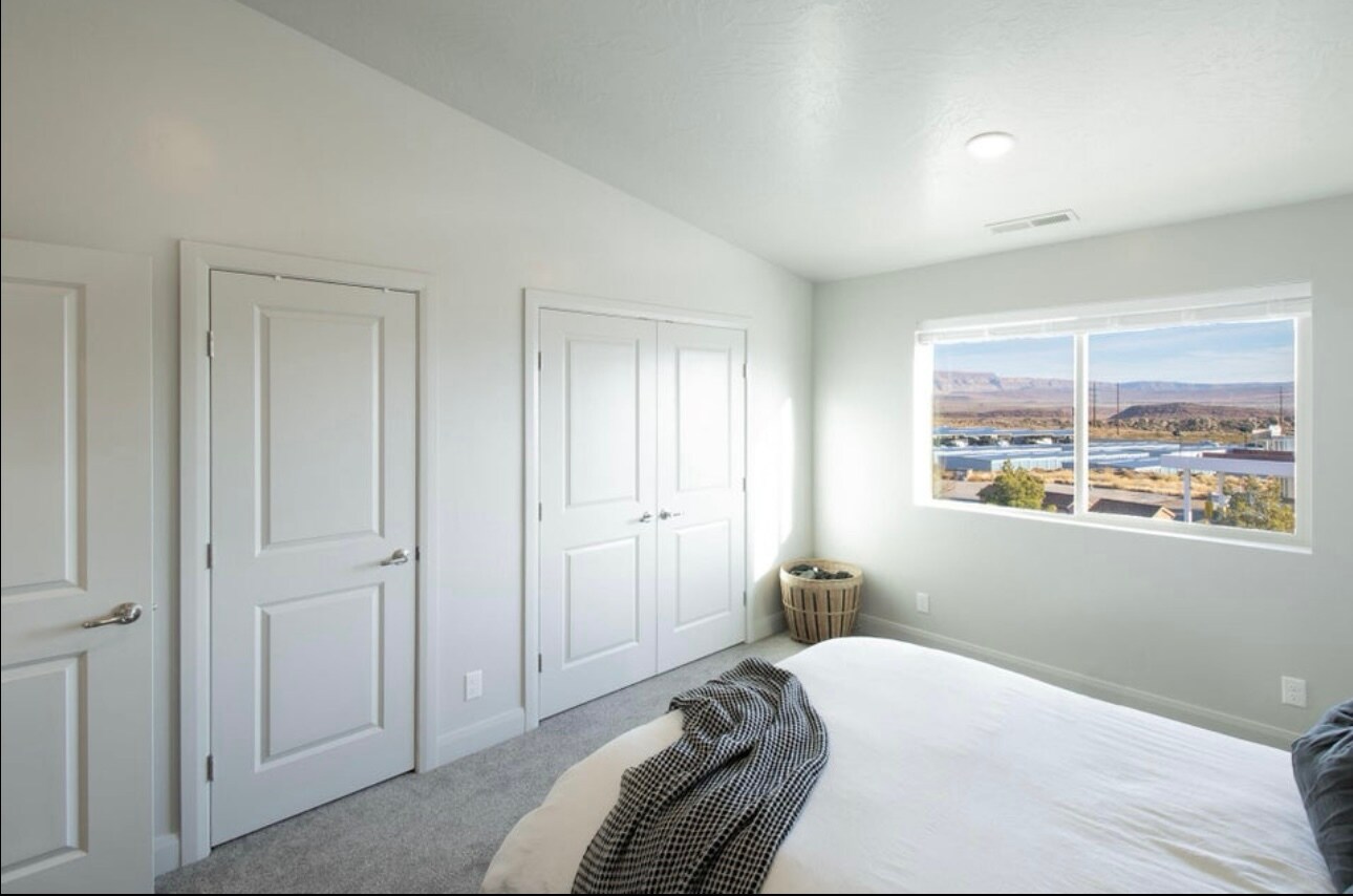 Building Photo - 128 N Lone Rock Dr