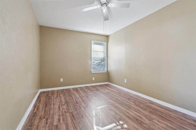 Building Photo - 317 E Key Blvd