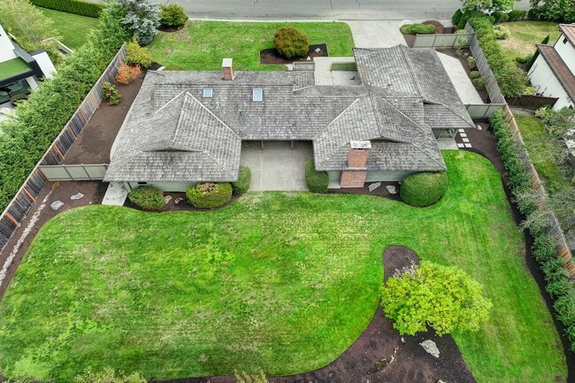 Building Photo - 4bd/2.5ba Clyde Hill Home