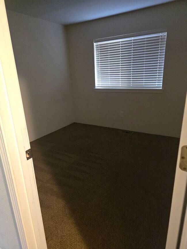 Building Photo - MM2240-1