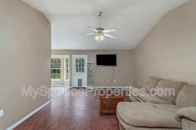 Building Photo - 14 Flora Cove