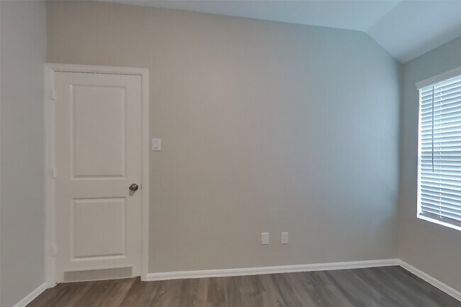 Building Photo - 210 Pine cavern dr