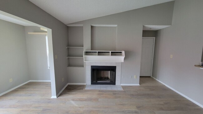 Building Photo - Gated, Updated 2 bedroom, 1 bath Condo in ...