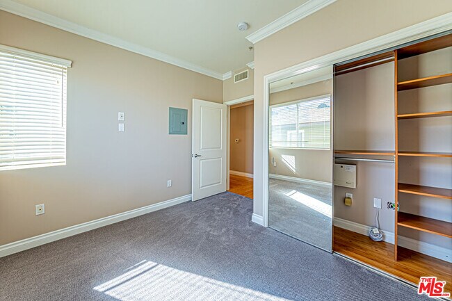 Building Photo - 3061 W 12th Pl