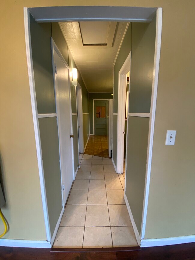 Building Photo - 504 W Cedar St